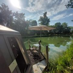 Bateau studio terrasse vue sur l'eau et nature