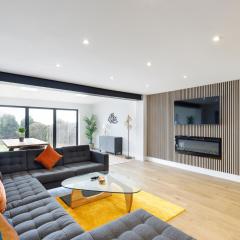 Stylish & modern 4-bedroom home with sea views
