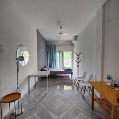 Minimalistic white stay