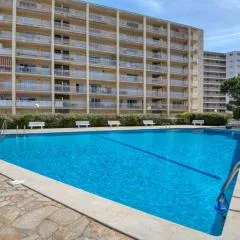 Apartamento con piscina junto a la playa