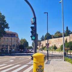 Piso céntrico en el Casco Antiguo de Salamanca, cuenta con una habitación con 2 camas Queen,zona de aparcamiento con facilidad fuera (calle)