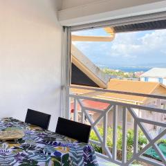 Ti Caraïbes, appartement T3 atypique, vue mer, piscine et proche plage