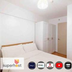 Bohemian Inspired 2 Bedroom Inspired Condo with Fast WIFI Near BGC