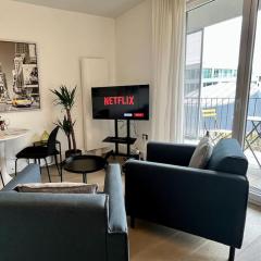 FIRST Modern Studio/ balcony/ free car park/ 2P