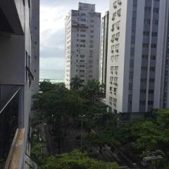 Flat 2 dormitórios - 1 quadra da praia - Pitangueiras / Guarujá