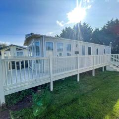 Lovely Caravan With Decking At Breydon Water In Norfolk Ref 10003b