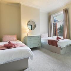 Home from Home 4 Bed - Ideal for Workers & Great for Groups, FREE Parking, Spacious, Pet Friendly Netflix