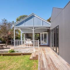 Barker Cottage with Spa in Flinders