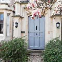 A spacious 1 bedroom in an historic building