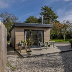 Olverstone Lodge, a beautiful Cornish lodge with wood burner & garden