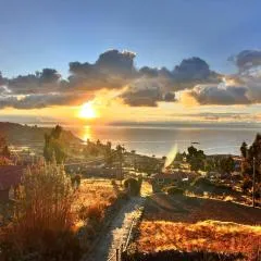 Dawn House - Lago Titicaca