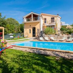 Stunning Home In Vinjani Donji With 5 Bedrooms, Wifi And Outdoor Swimming Pool