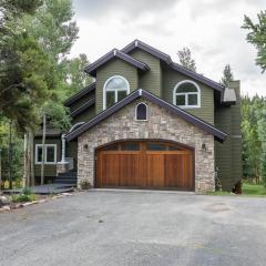 Brooks Hill Lodge Home: Spacious, Hot Tub