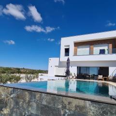 Splendide maison de campagne avec piscine et vue panoramique.