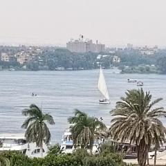 شقة فندقيه فاخرة بمنطقة المعادى صف اول جميع الغرف تطل على النيل A luxury hotel apartment in Maadi, first row. All rooms overlook the Nile