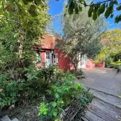 Charmante maison dans jardin, calme, 55m2- 2ch, métro, très proche Paris