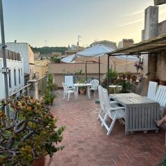NOTARIA-Apartamento y Estudio en casco antiguo, al lado de playa, Rambla y Monasterio, con acceso a terraza ajardinada