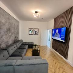 Modern City Centre Townhouse sleeps 10 & Parking