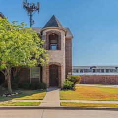 Mini Castle! 5min to Lake, Top Golf, Granscape with Garage Parking!