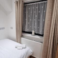Beautiful Rooms with free on street parking in Sydenham