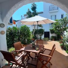 Precioso apartamento a pie de playa en la nueva Milla de Oro entre Estepona y Marbella