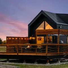 Modern Tiny Cabin, with Hot tub in Choteau MT