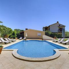 Attraktive Ferienwohnung mit großem Pool, Klimaanlage, WLAN, BBQ und nur 700 Meter bis zum Sandstrand