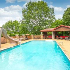 NEW Outdoor Oasis Pool, Hot Tub, Firepl, 6 bedr