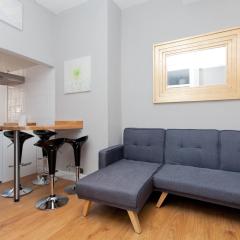 Bright & Homely City Centre Apartment near Holyrood