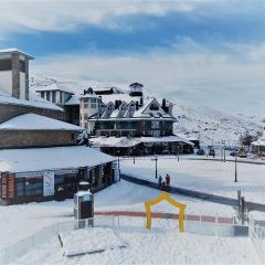 SKI & SNOW APARTMENTOS by TODOSIERRANEVADA - Plaza Principal Junto a los Telecabinas