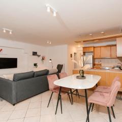 Phaedrus Living: Cozy Flat Koukaki