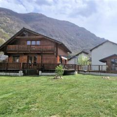 Chalet de 3 chambres avec jacuzzi terrasse amenagee et wifi a Orlu