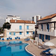 Anima Jesolo - Drago Village - Family Apartments - City Center, Pool & Garden, Beach Umbrella Included, 2 Parking Spaces