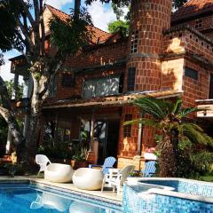 Finca con forma de castillo y piscina en Sopetrán