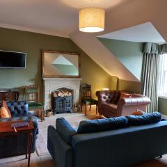 Stunning 4 bedroom, 2-Storey Apartment on the Royal Mile