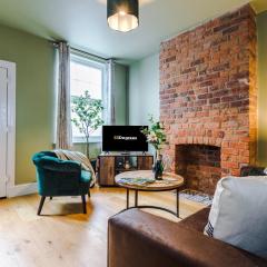 NEW! Gorgeous 2-bed home in Chester City Centre by 53 Degrees Property - Incredible location, Ideal for Small Groups - Sleeps 6!