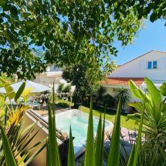 Évasion Tropicale - Villa d'Artiste avec Jacuzzi Privé dans un jardin Exotique