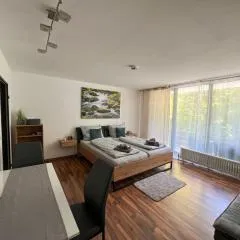 Helle FeWo am Waldrand - mit Balkon, Pool, Sauna & Freizeitgelände