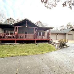 New Listing Special Dog-friendly 6-acre home, game room, deck, W/D, Dells 10min