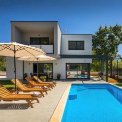 Modern villa Eva with pool and 2 bedrooms in Tar