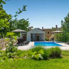 Family Casa Ida with pool and grill in Groznjan