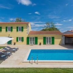 Family villa Corticum Otium with pool in Tinjan