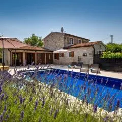 Rustic villa Nonna Lucia with pool in Groznjan