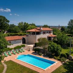 Rustic villa Catarina with pool in Tinjan