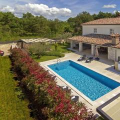 Rustic villa Lori with whirpool and grill near Por