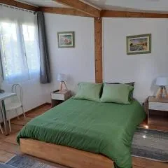 Chambre basilic 2p, 2 nuits max, dans petit chalet 6km du festival de piano de la roque d'anthéron
