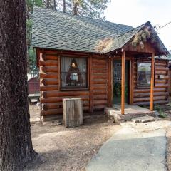 Just The Two Of Us- Hot Tub- Walk To Golf and Zoo Central Cabin