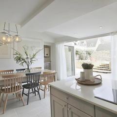 Luxury Cotswold Cottage with hot tub in Stow on the Wold!