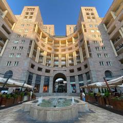 Northern Avenue 2 Bedroom Modern apartment With Open Balcony HH582