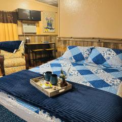 Acorn Hideaways Canton Cheerful Bluebonnet Suite Sleeps 5